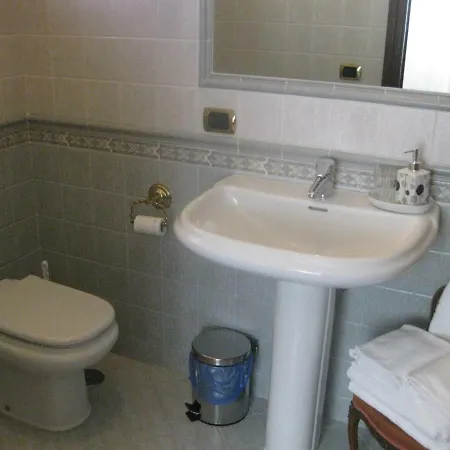 Alojamento de Acomodação e Pequeno-almoço Lucia 3*