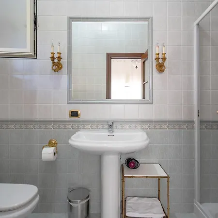 Lucia Nocleg ze śniadaniem 3*